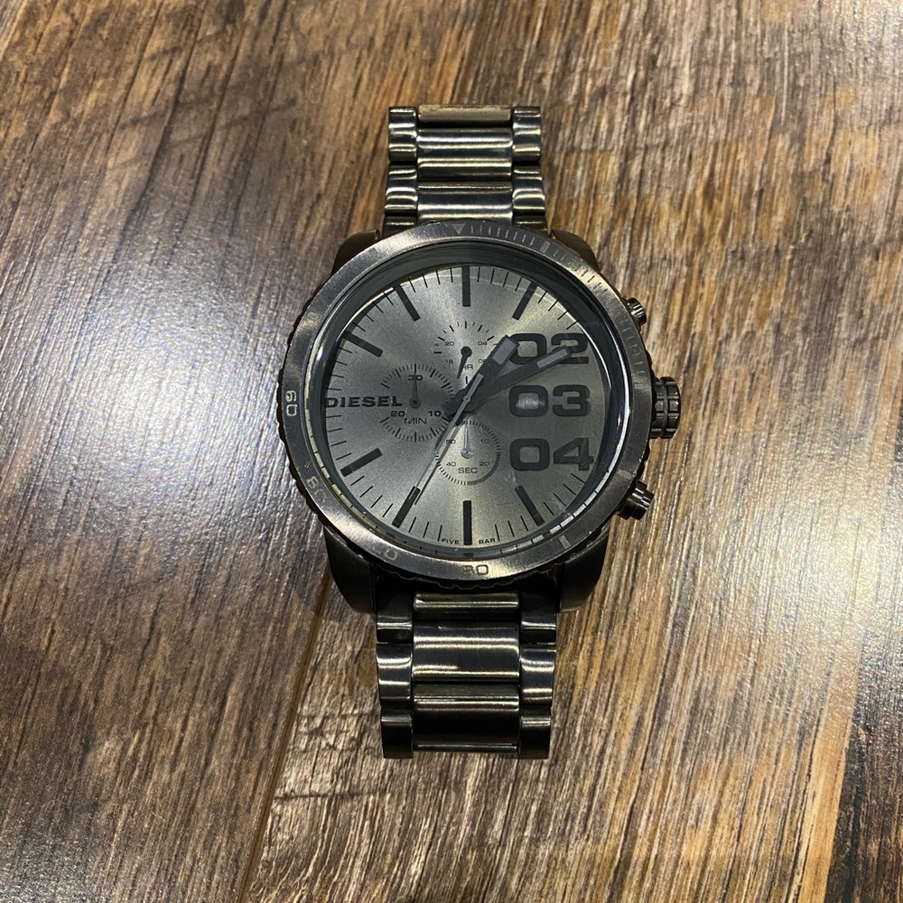 Gunmetal gray Diesel watch. Needs battery but is in a great condition